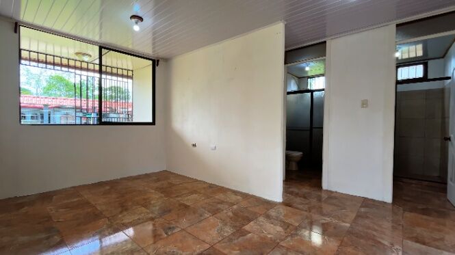 SE VENDE CASA CON AMPLIO TERRENO PLANO Y ARBOLES FRUTALES en Daniel Flores, Pérez Zeledón, San José — $100,000