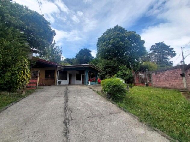 Se vende casa con amplio patio en San Rafael Heredia 25-1806 en Ángeles, San Rafael, Heredia — ₡ 205 000 000