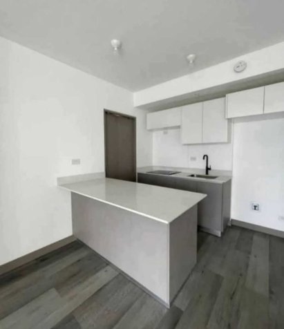 ALQUILO HERMOSO APARTAMENTO CON PARQUEO, EN TORRE SER, ESCALANTE en Carmen, San José — $260,000