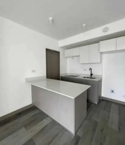 ALQUILO HERMOSO APARTAMENTO CON PARQUEO, EN TORRE SER, ESCALANTE en Carmen, San José — $1,400