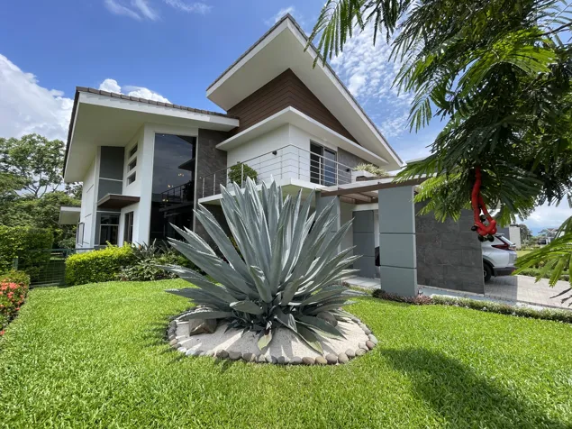 Linda Casa Moderna para Venta, en Hacienda Los Reyes. en Guácima, Alajuela — $690,000