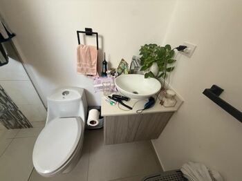 Habitación con baño privado y cochera en condominio seguro – ideal profesional o estudiante posgrado en San Rafael, Montes De Oca, San José — 300 000 ₡ - Foto 4 de 5