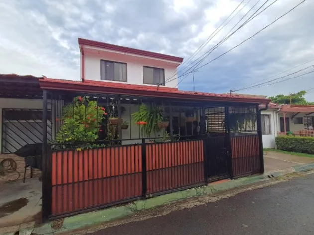 HERMOSA CASA EN VENTA CERCA DEL AEROPUERTO TOBIAS BOLAÑOS. en Pavas, San José — ₡ 62 000 000