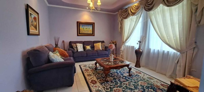 Casa espaciosa con rancho, terraza, balcón en Res. Lomas del Zurquí in San Isidro, Heredia — $690,000 - Photo 3 of 43