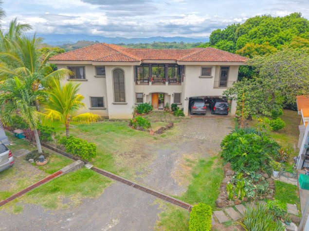 Se Vende . Vivienda Esclusiva en Condominio Pequeño en Guácima, Alajuela — $585,000