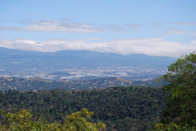 Se vende amplia finca de 2.1 hectáreas en Montañas de Santa Ana 23-3341 en Santa Ana, San José — $1,250,000