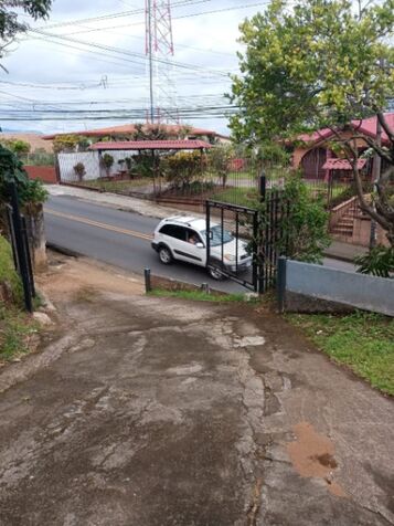 SE VENDE BELLA PROPIEDAD Y CASA EN SAN PEDRO DE POÁS, ALAJUELA.  en San Pedro, Poás, Alajuela — ₡ 55 000 000