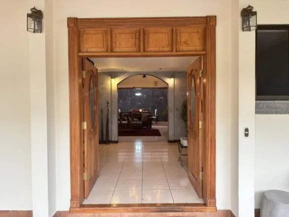 Se vende espaciosa casa de lujo con piscina en Mercedes Heredia 25-48 en Mercedes, Heredia — $680,000 - Foto 3 de 17