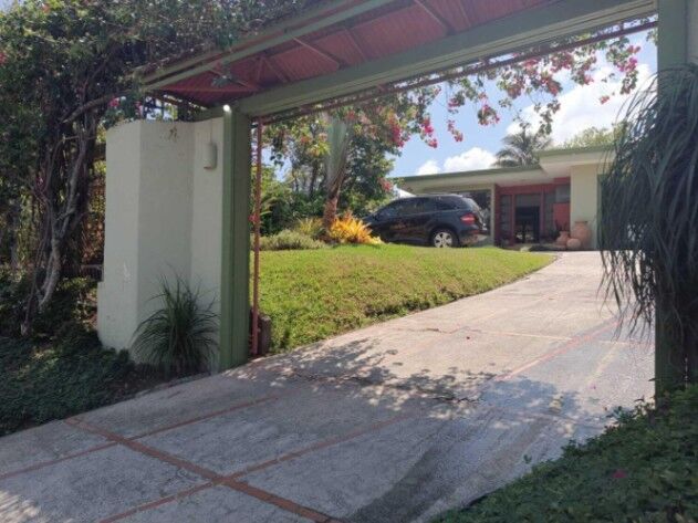 Venta de Confortable Casa en Guachipelin, Escazú / Mls. 24-1294 OFC JB en San Rafael, Escazú, San José — $750,000 - Foto 2 de 14