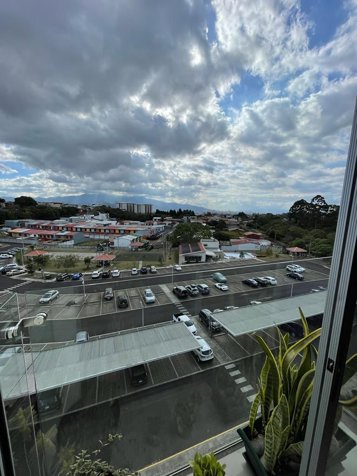 SE VENDE APARTAMENTO TORRES GRANADILLA PRECIO DE OPORTUNIDAD en Curridabat, San José — $155,000 - Foto 2 de 18