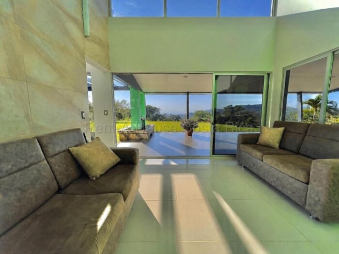 Venta de amplia casa con jardines, vistas y 5 parqueos #26-1877 GS en Mercedes Sur, Puriscal, San José — $375,000