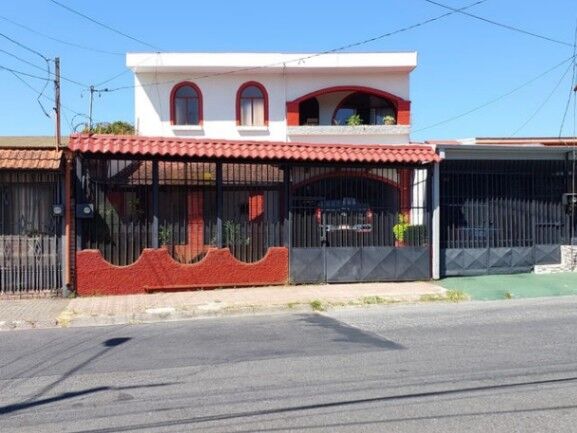 Se vende espaciosa casa con uso mixto en Alajuela Centro 25-1989 in Alajuela — $230,000