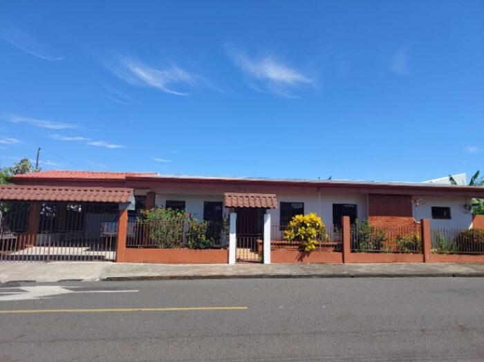 Hermosa y amplia casa en lugar fresco, barrio seguro en Espíritu Santo, Esparza, Puntarenas — ₡ 115 000 000