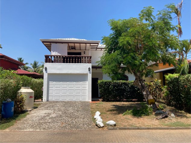 Hermosa Casa en Venta en Playa Bejuco, Costa Rica en Parrita, Puntarenas — $285,000