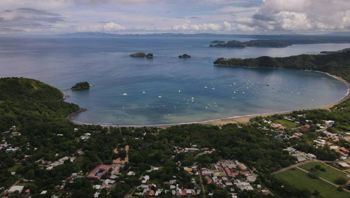 Hermosa Casa Frente al Mar - Playas del Coco en Sardinal, Carrillo, Guanacaste — $380,000 - Foto 5 de 11