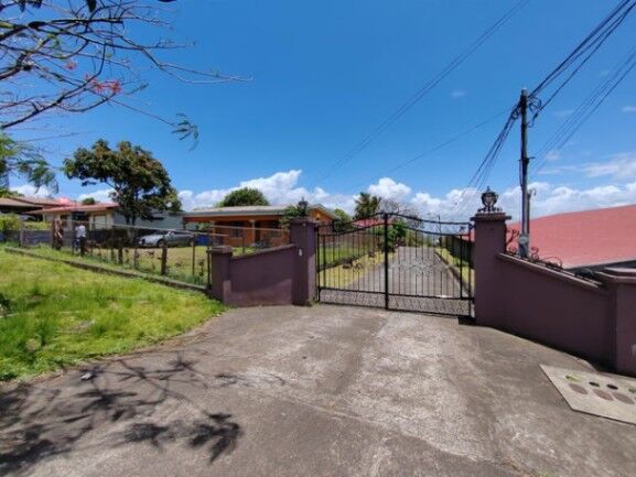 Venta de 2 Casas + Lote y Bodega en San Carlos, Alajuela. en Aguas Zarcas, San Carlos, Alajuela — $460,000