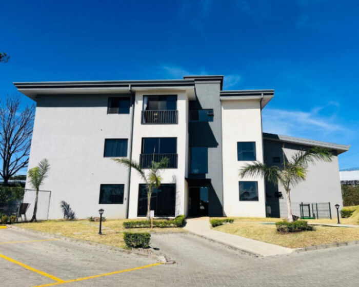 Venta de moderno apartamento en primer piso OFC/ AD en Desamparados, Alajuela — $145,000