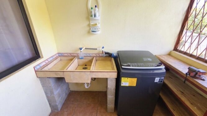 VENTA DE CASA CON LOTE PLANO EN LA BONITA DE RIVAS, PEREZ ZELEDON: PREPARADA PARA 2 PLANTAS in San Isidro De El General, Pérez Zeledón, San José — $160,000