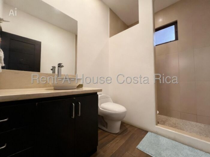 Venta casa contemporánea con jardines y estudio independiente #26-1487 GS en Piedades, Santa Ana, San José — $435,000