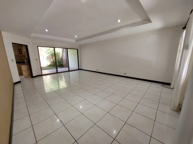 ALQUILER DE CASA DE 1 PLANTA EN RESIDENCIAL SANTA ANA POZOS en Pozos, Santa Ana, San José — ₡ 775 000
