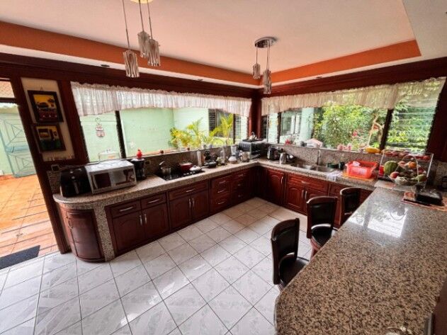 SE VENDE FABULOSA PROPIEDAD EN SAN ISIDRO DE HEREDIA en San Francisco, San Isidro, Heredia — $900,000