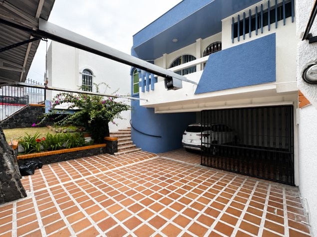 Casa de 3 habitaciones con uso de suelo mixto in San Vicente, Moravia, San José — $325,000 - Photo 2 of 12
