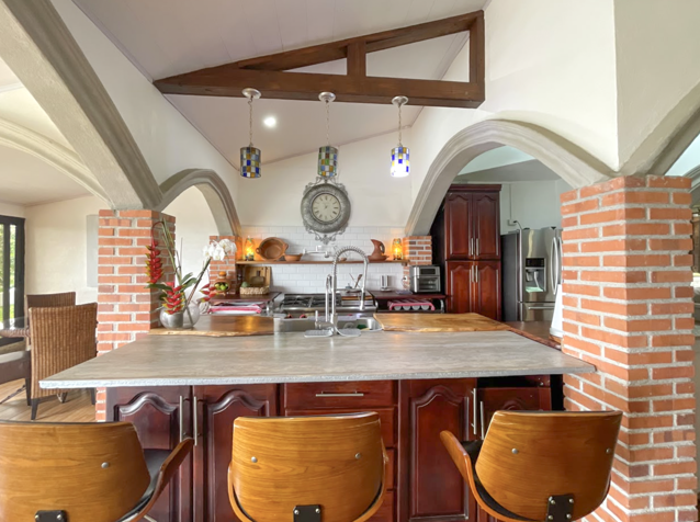 Casa Villa Paz en Alquiler – Residencia Totalmente Amueblada con Vistas Panorámicas en San José, Atenas, Alajuela — $3,500 - Foto 3 de 38