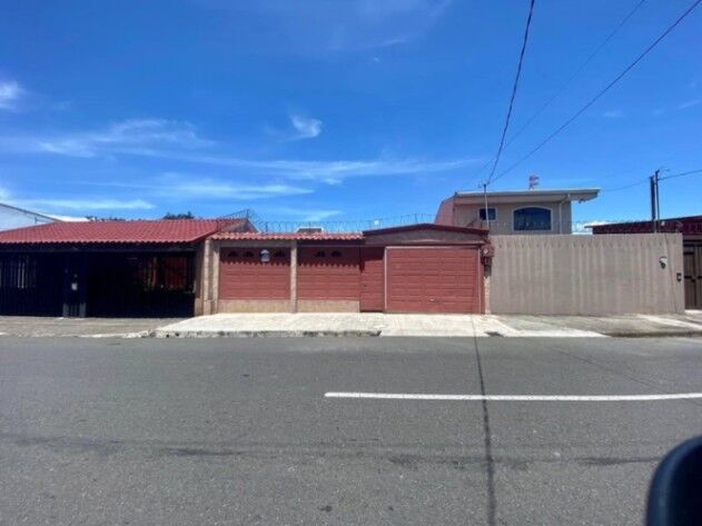 Se vende casa con uso de suelo mixto en Heredia Centro 25-455 in Heredia — ₡ 120 000 000