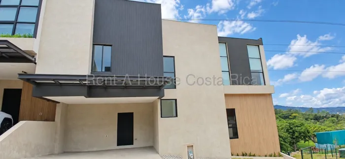 Alquiler de Hermosa Casa en Guachipelín de Escazú en Escazú, San José — $2,200 - Foto 2 de 12