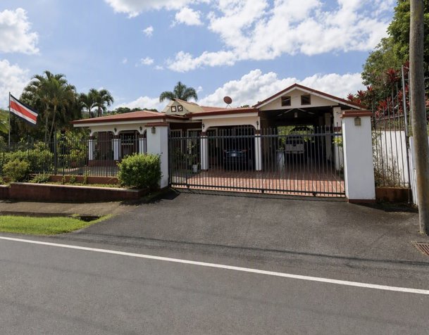 Hermosa casa grande en excelente ubicación en San Rafael, Poás, Alajuela — ₡ 190 000 000