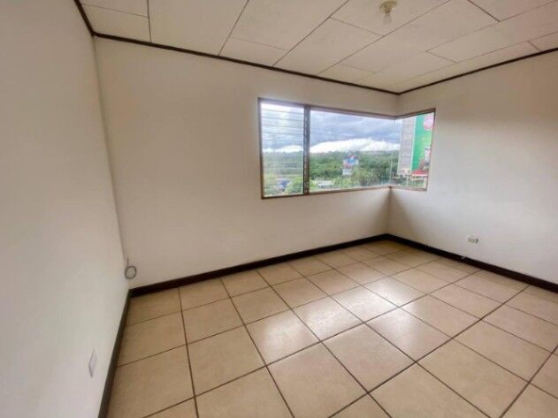 Se vende espaciosa casa con patio en Santo Tomas de Heredia 25-1056 en Santo Tomás, Santo Domingo, Heredia — $435,000