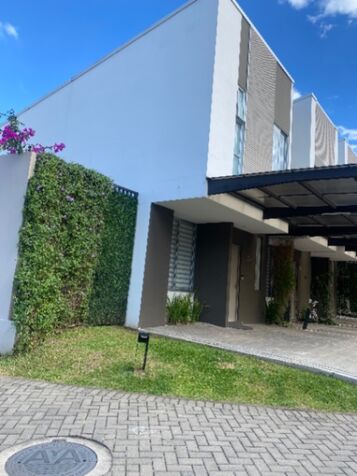 Casa para alquiler en condominio Vistas de Santa Ana.  in Uruca, Santa Ana, San José — $1,500