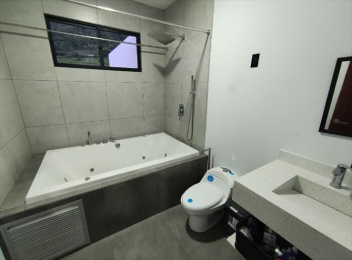VENTA HERMOSA CASA MODERNA RECIÉN CONSTRUIDA  en San Ramón, Alajuela — ₡ 110 000 000