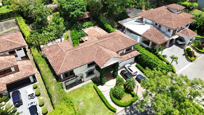 Casa colonial Santa Fe en Condominio Eco Residencial Villa Real en Pozos, Santa Ana, San José — $1,595,000 - Foto 2 de 42