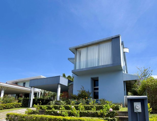 Casa en venta en Residencial Lomas del Zurquí, San Isidro de Heredia en San Isidro, Heredia — $640,000