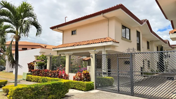Alquiler casa elegante con balcón y jardín, Pozos, Santa Ana. (FE) en Pozos, Santa Ana, San José — $1,800 - Foto 2 de 18