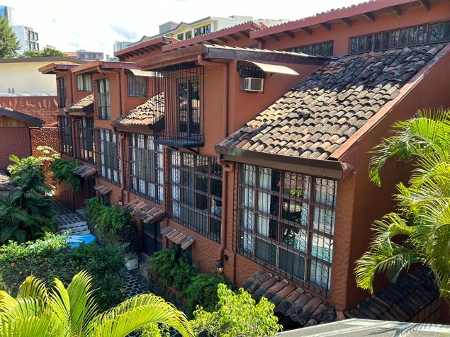 Oportunidad! Rohrmoser, propiedad con 5 casas in Pavas, San José — $975,000
