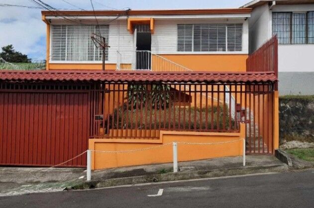 Se vende casa con patio en Goicoechea San José 26-580 en Guadalupe, Goicoechea, San José — $220,000