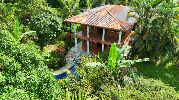 SE VENDE CASA CON PISCINA Y GRAN POTENCIAL DE INVERSION CERCA DEL MAR en Bahía Ballena, Osa, Puntarenas — $300,000