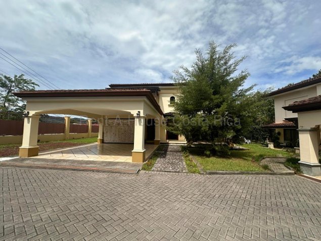 Venta de Elegante Casa Amueblada en Ciudad Colón, Mora / Mls. 27-566 OFC JB en Colón, Mora, San José — $550,000