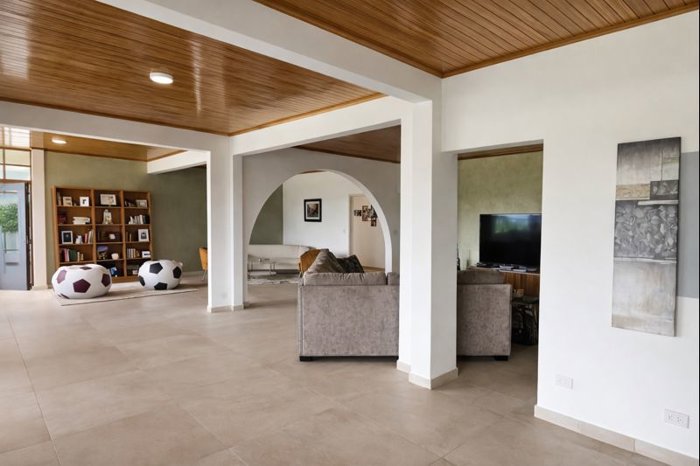 Casa de Lujo en Escazú con Vista Panorámica – Totalmente Remodelada in San Rafael, Escazú, San José — $695,000 - Photo 2 of 20