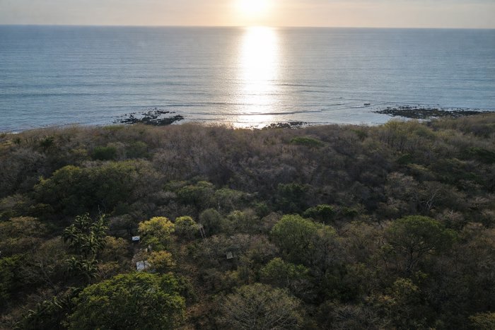 Lote en Venta a 250 m del Mar en Playa Avellanas en Tamarindo, Santa Cruz, Guanacaste — $499,000