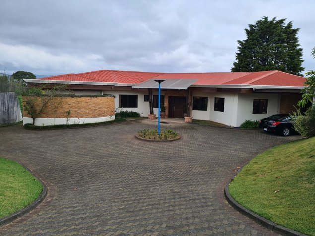Casa en venta Montes de Oca, Uso Mixto, Hermosas Vistas 5PDN8111656 in San Rafael, Montes De Oca, San José — $950,000