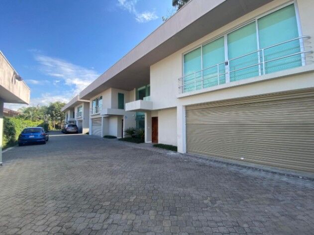 Venta de Excelente Edificio en Escazú con 4 apartamentos tipo town house / OFC Mls. 25-560 en Escazú, San José — $1,000,000