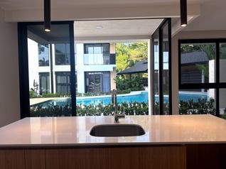 Apartamento con vista a la piscina en Torres del Mar en Jaco en Jacó, Garabito, Puntarenas — $235,000 - Foto 4 de 24