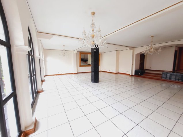 Residencia Esquinera en Guayabos 640 m² de Terreno, Jardín y Oficina en Curridabat, San José — $575,000 - Foto 3 de 23
