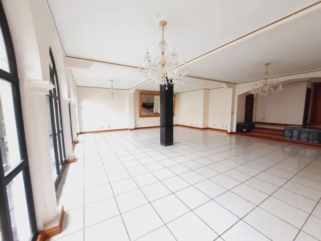 Residencia Esquinera en Guayabos 640 m² de Terreno, Jardín y Oficina en Curridabat, San José — $575,000 - Foto 3 de 23