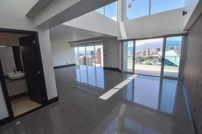 Penthouse de 3 habitaciones en La Sabana en Mata Redonda, San José — $4,800 - Foto 3 de 40