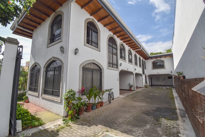 Excelente Oportunidad Propiedad con 2 casas en Trejos Montealegre in San Rafael, Escazú, San José — $400,000 - Photo 2 of 29