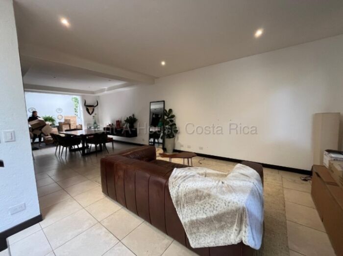 Casa en venta contemporánea remodelada en exclusivo condominio de 7 unidades #26-1729 GS en San Rafael, Escazú, San José — $245,000